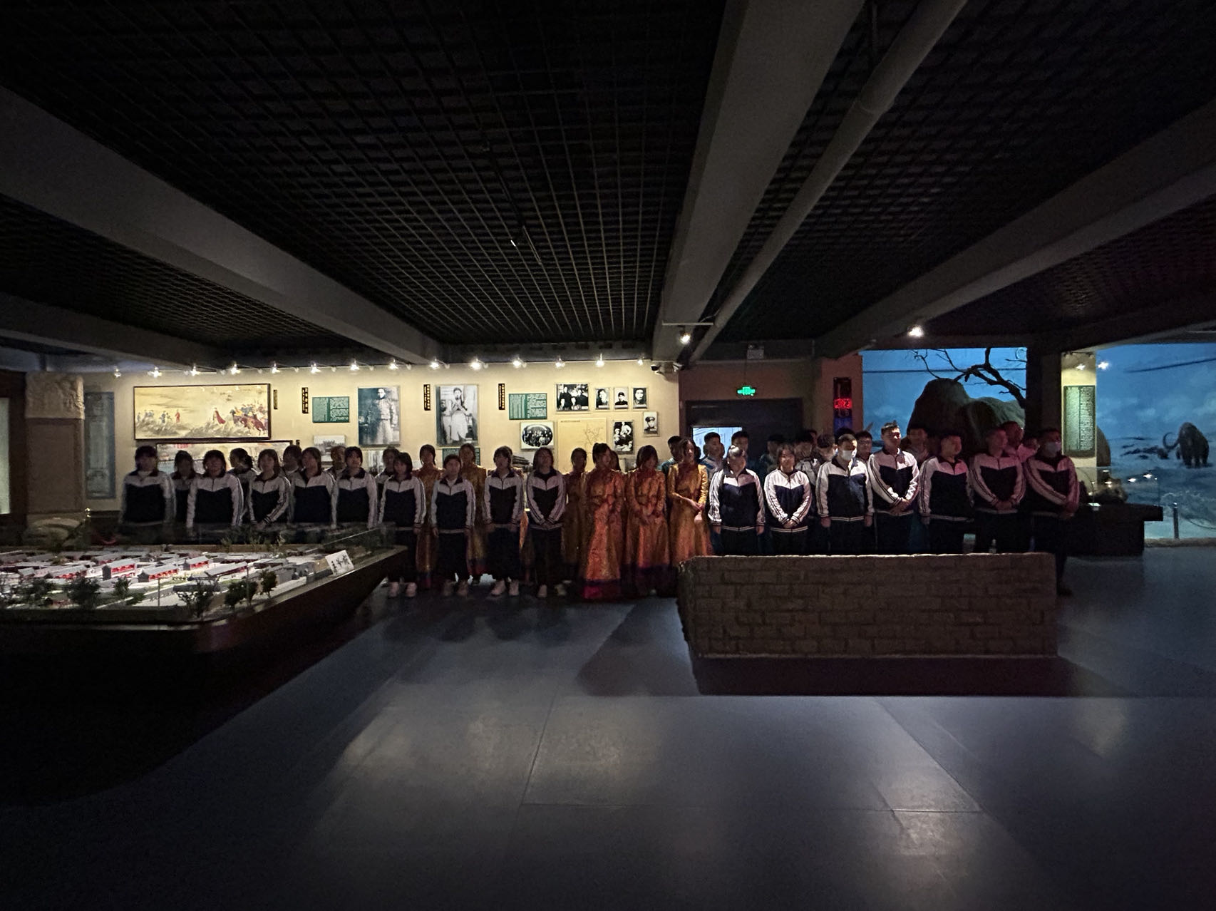 傳承紅(hóng)色基因     赓續革命傳統 —蒙中學子(zǐ)追憶革命先輩